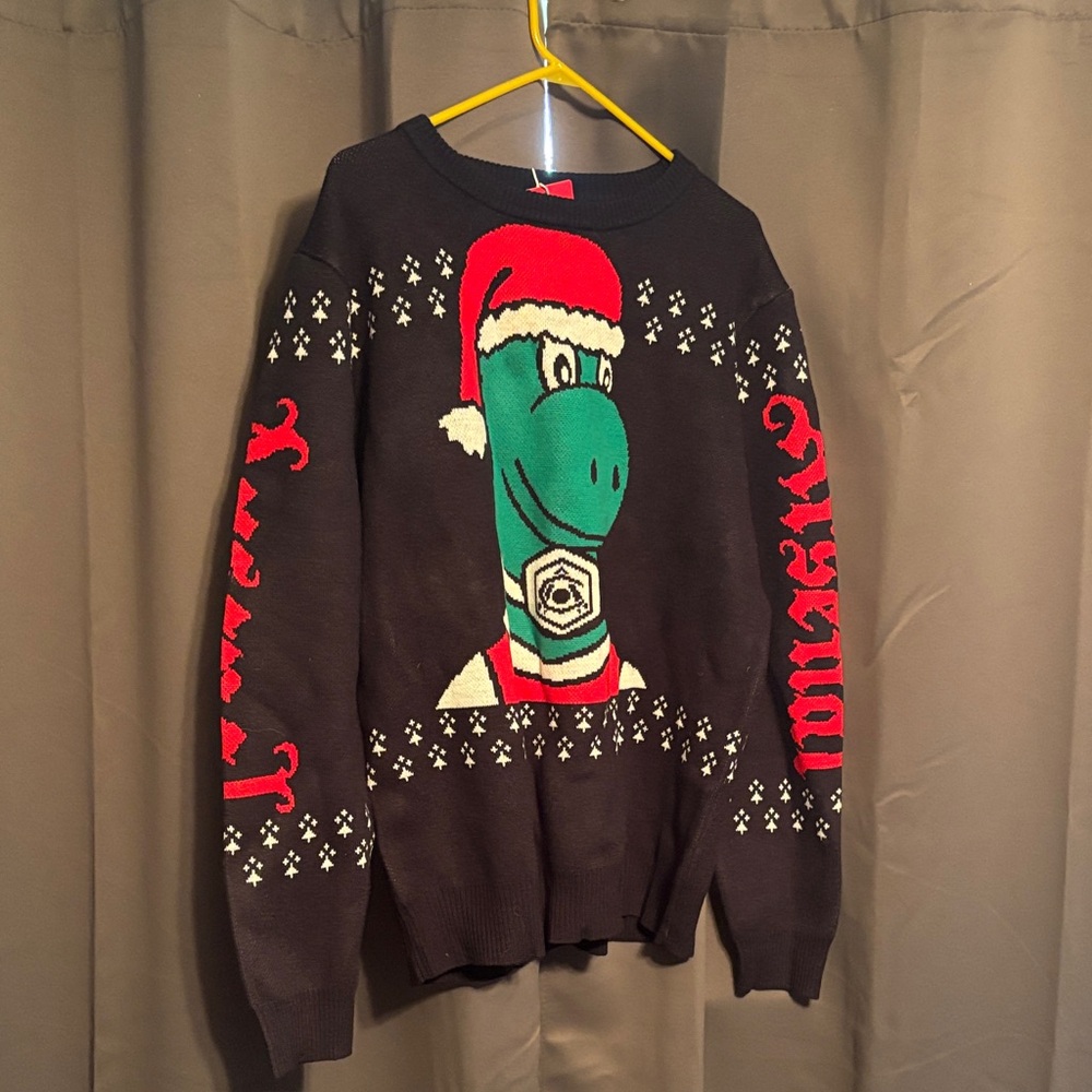 25/26 PL Champs-Arsenal Holiday Gunnerersaurus Crewneck Sweater - Black.